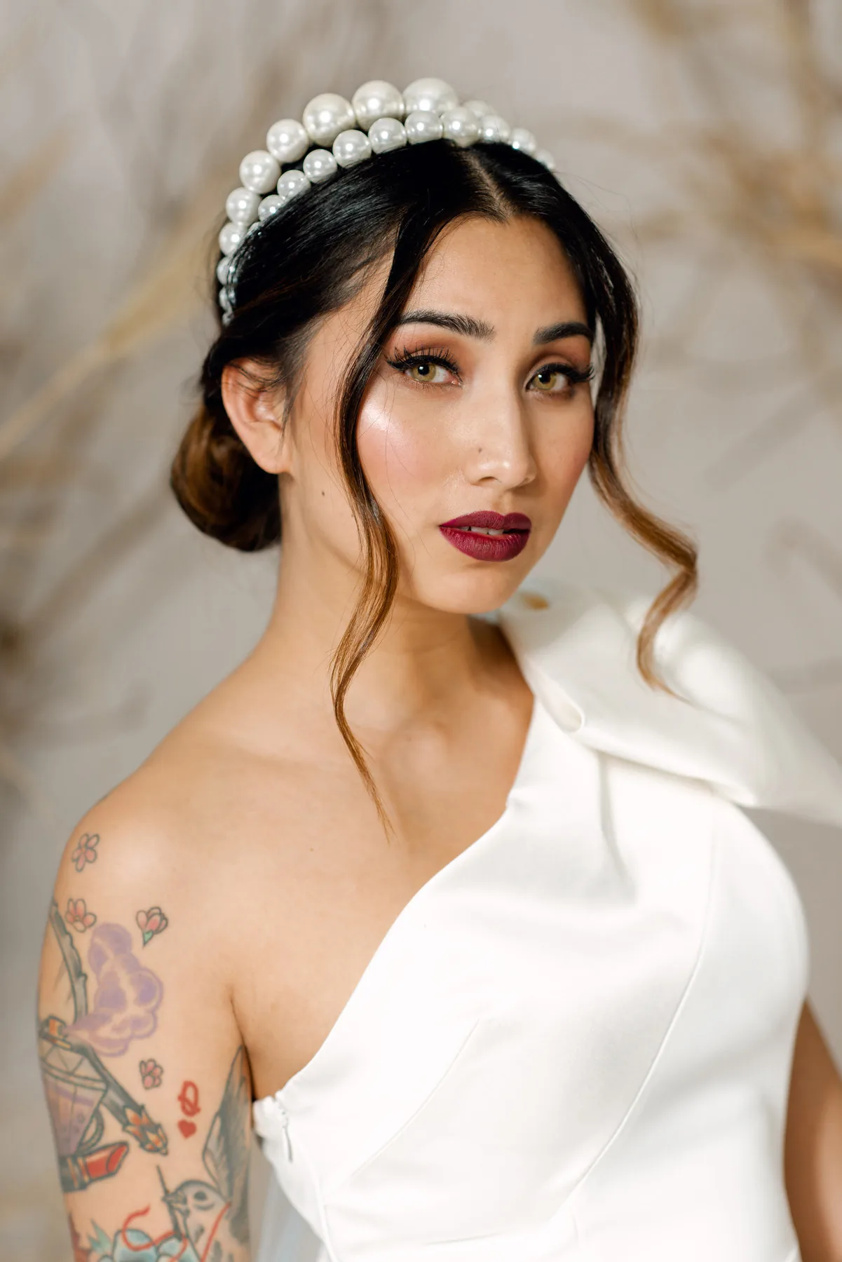 Braut mit Perlen-Haarschmuck, gestylt von Mayya Boppart